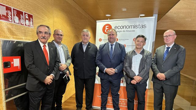 Martínez Lizán en las X Jornadas Profesionales de Economía del Colegio de Economistas de Albacete. Foto: JCCM.