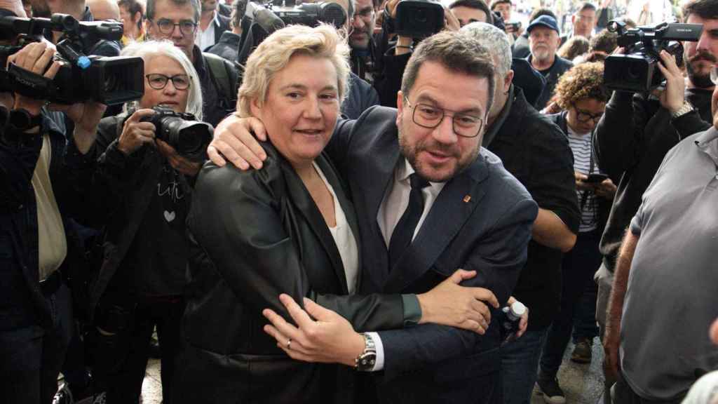 El presidente de la Generalitat catalana, Pere Aragonès, arropa a Marta Molina a su llegada a los juzgados.
