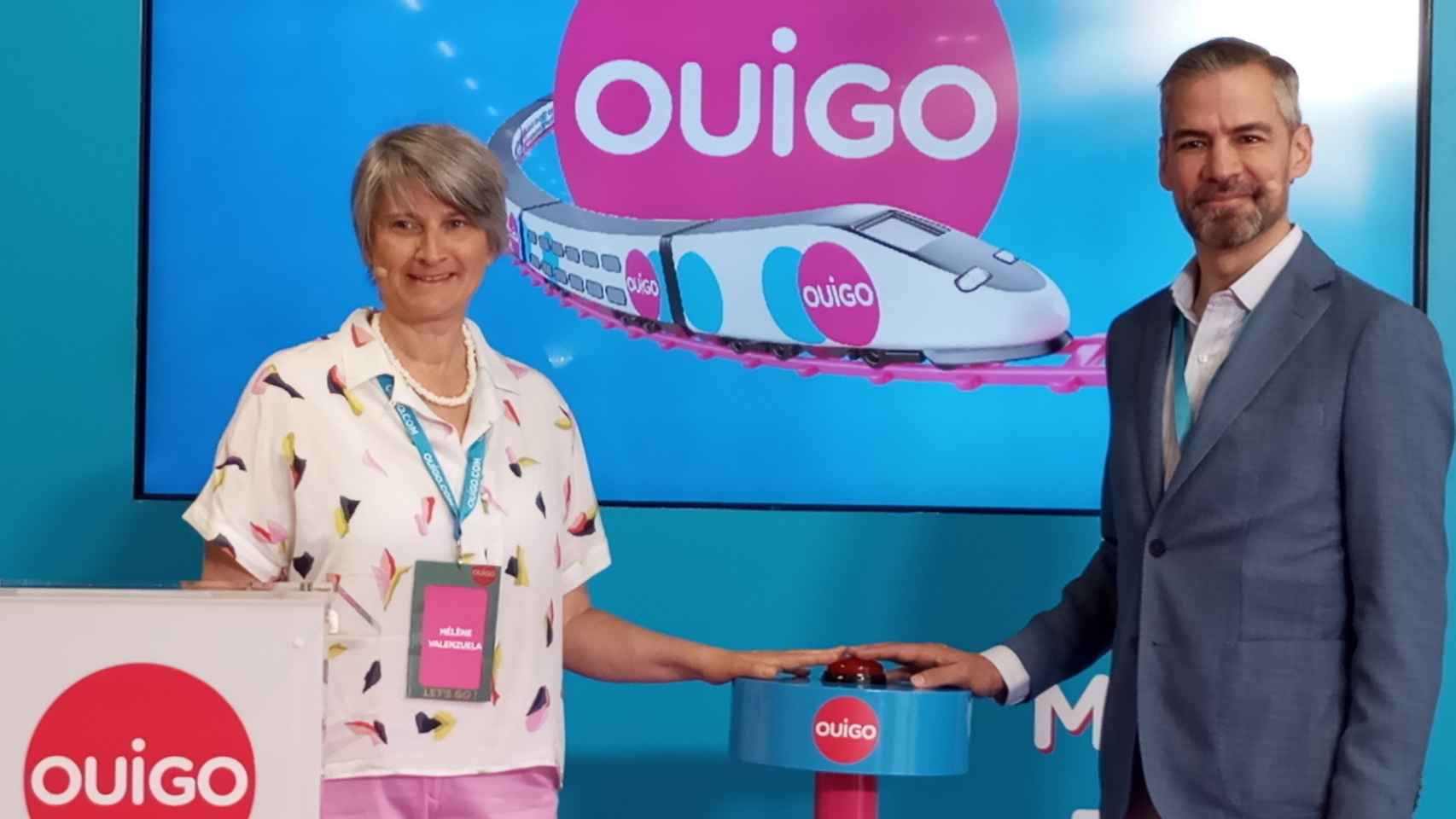 Hélène Valenzuela y Federico Pareja, este miércoles, en la Estación del Carmen, en el acto de puesta a la venta de los billetes de la nueva línea de alta velocidad de Ouigo que conectará Murcia con Madrid.