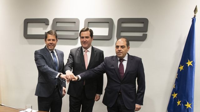 El presidente de Cepyme, Gerardo Cuerva; el presidente de CEOE; Antonio Garamendi, y el presidente de ATA, Lorenzo Amor, en una imagen de archivo.