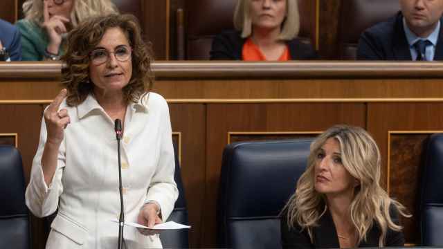 María Jesús Montero, vicepresidenta primera y ministra de Hacienda, y Yolanda Díaz, vicepresidenta segunda y ministra de Trabajo, en el Congreso.