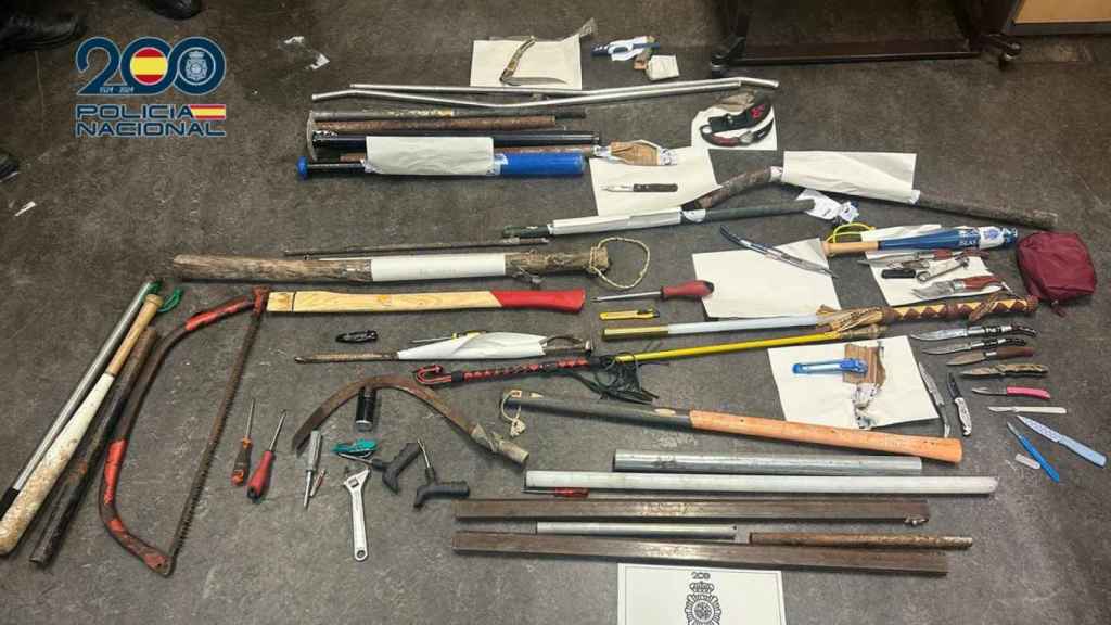 Parte de las armas y objetos incautados a los participantes en la reyerta.