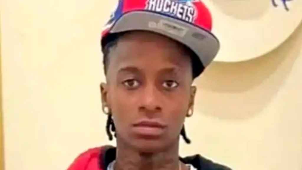 Álex de la Rosa y uno de sus asesinos en el momento de su detención.