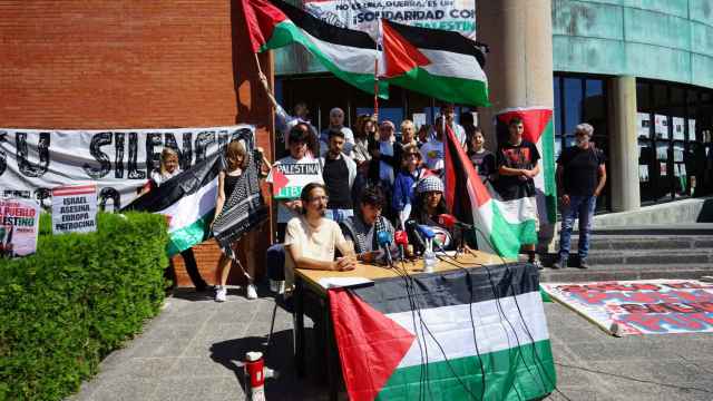 Rueda de prensa de la acampada propalestina en la Biblioteca General de la UMA.
