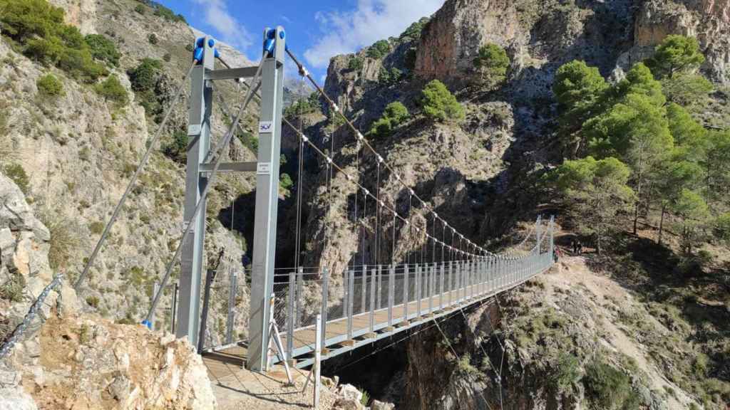 Este es el puente de madera a 50 metros de altura que hay en Canillas de Aceituno.