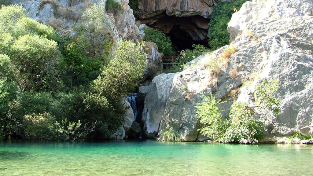 Poza de la Cueva del Gato, en Málaga.