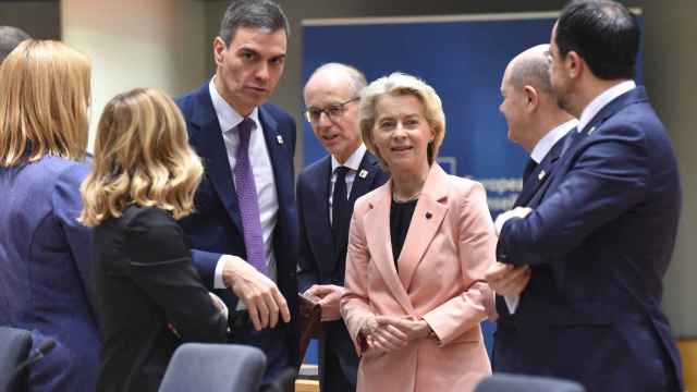 Pedro Sánchez, Ursula von der Leyen y Olaf Scholz, durante el Consejo Europeo de marzo en Bruselas
