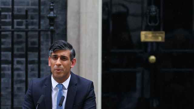 El primer ministro británico Rishi Sunak pronuncia un discurso frente al número 10 de Downing Street.