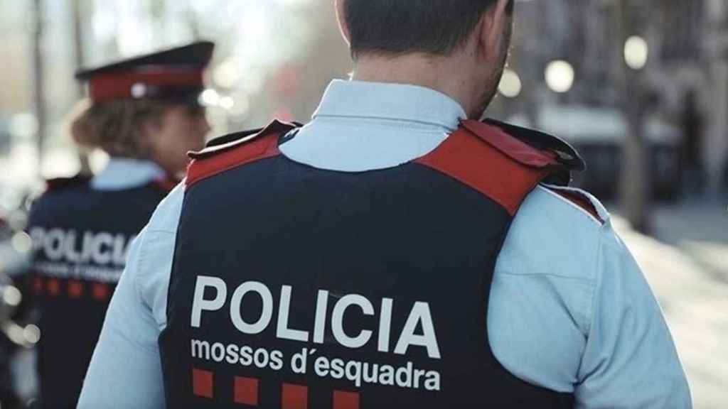Foto de arquivo de dois policiais.
