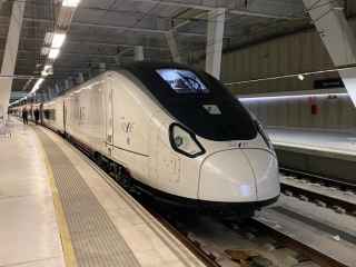 Un tren Avril en la estación de Urzaiz, en Vigo.