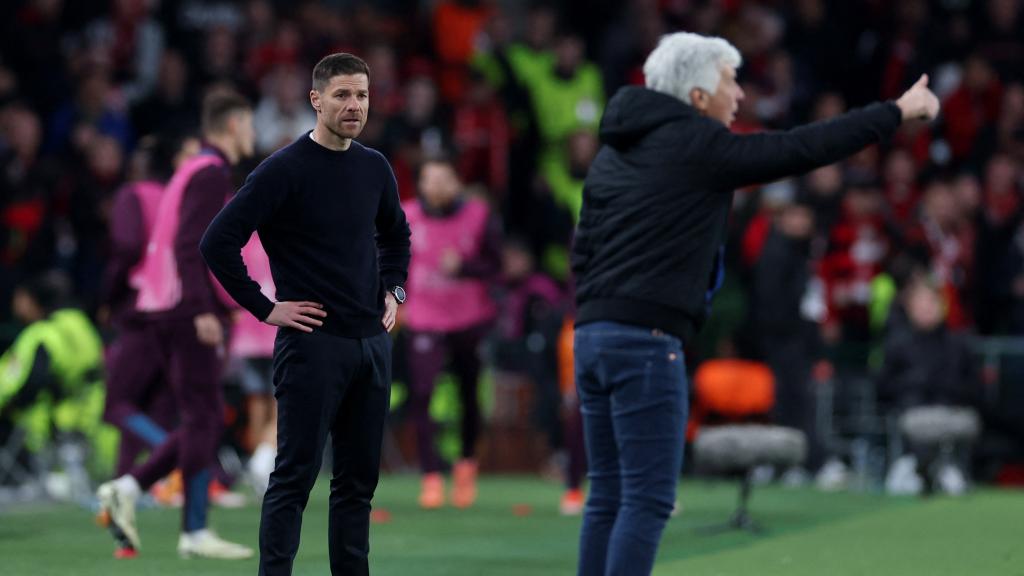 Xabi Alonso observa a Gasperini mientras da instrucciones.