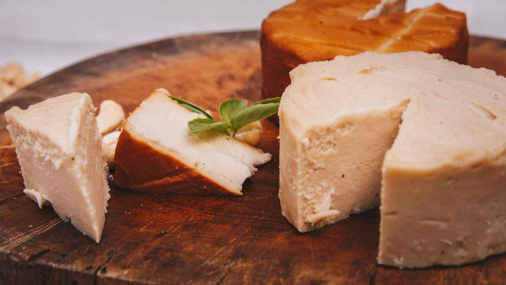 Queso ahumado de Quevana, elaborado con leche de anacardo en lugar de leche de vaca. Este año ha sido la empresa de base tecnológica más innovadora de Castilla y León, merecedora del Premio EmprendeXXI en la región.
