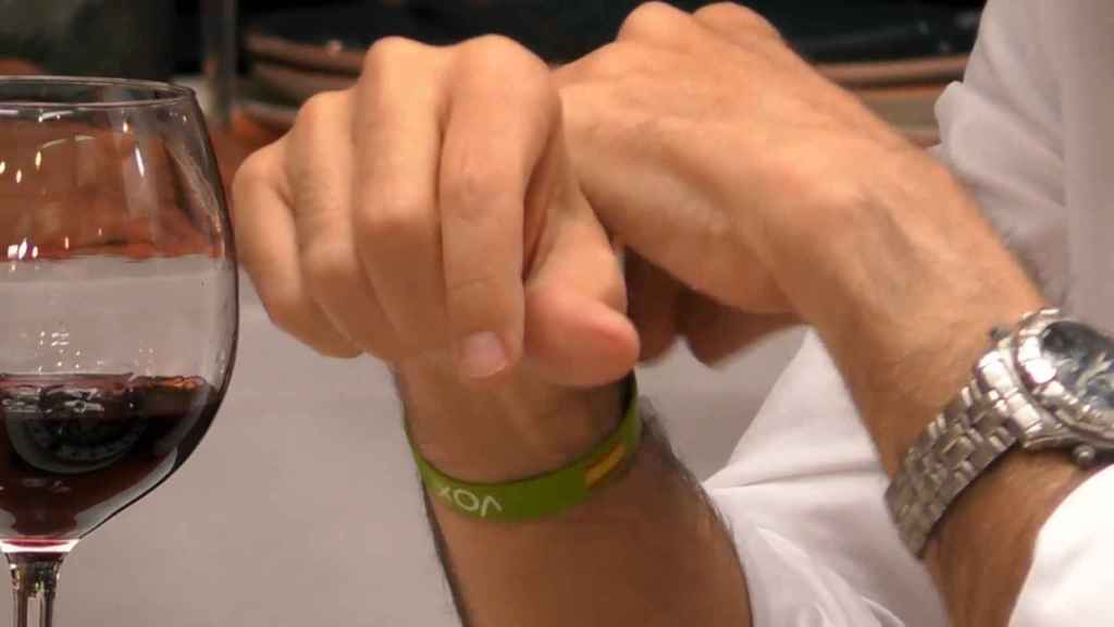 Un soltero de 'First Dates' portando una pulsera de Vox