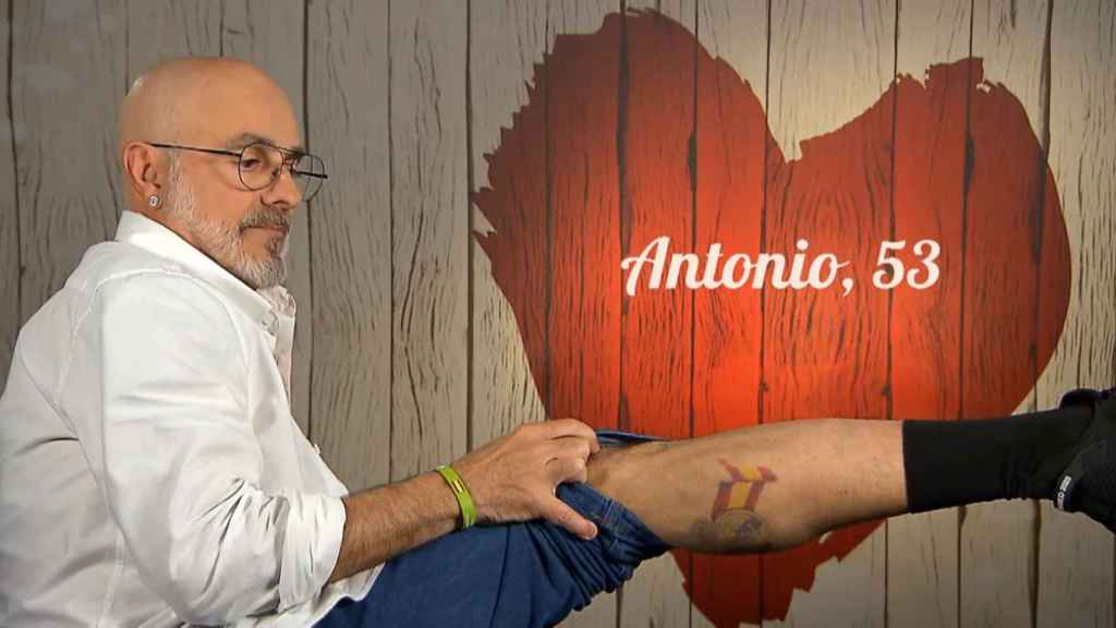 Antonio muestra su tatuaje del Real Madrid en 'First Dates'