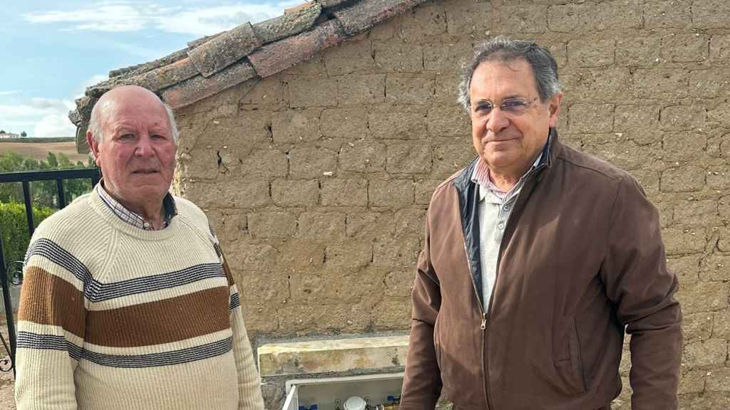 El concejal Víctor Zato con uno de los vecinos de Mozodiel