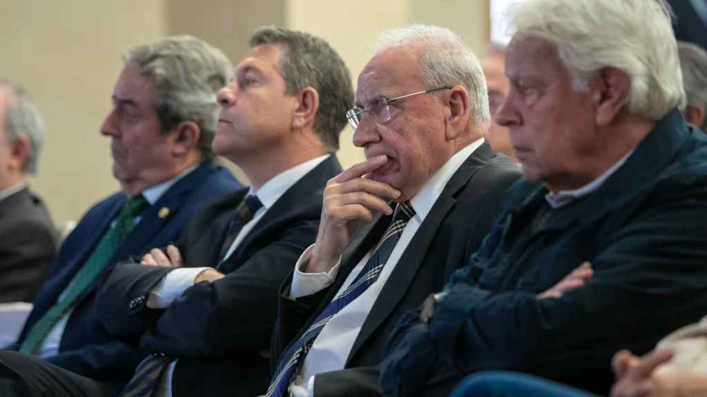 Emiliano García-Page, junto a Alfonso Guerra y Felipe González en la presentación del libro de Javier Lambán
