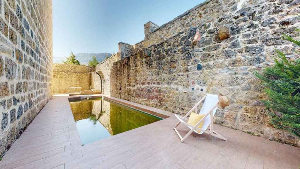 Piscina climatizada de la torre de Lezana