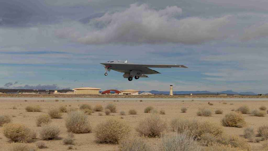 B-21 Raider despegando.