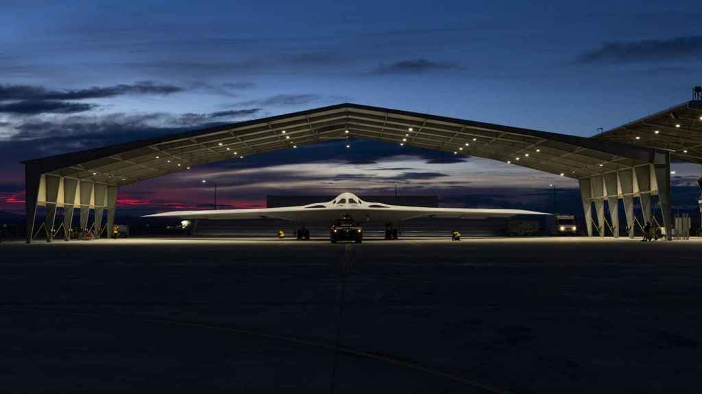 B-21 Raider en el hangar.