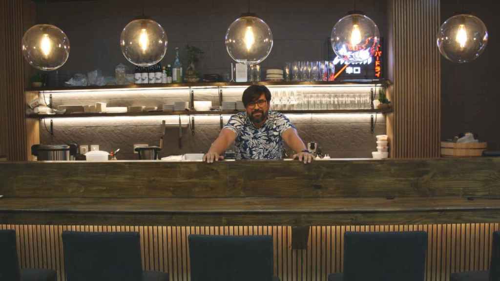 El chef José Zapata en su nueva barra de sushi de BarraCruda en el Mercado de la Paz.