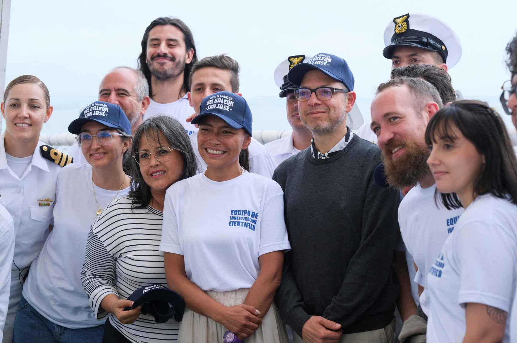 Juan David Correa, ministro de las Culturas de Colombia, con algunos de los integrantes del proyecto científico.