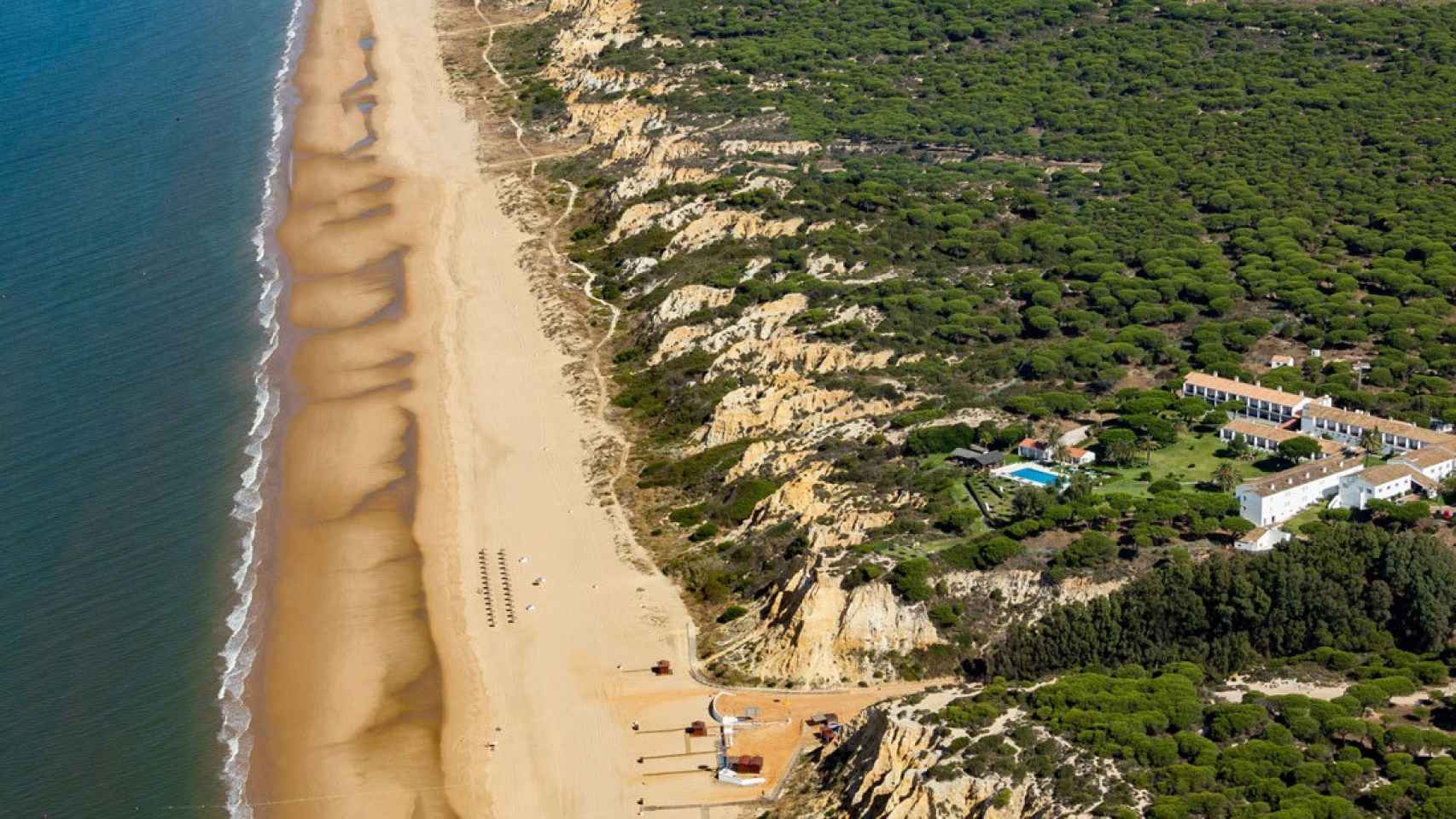 Imagen aérea del Parador de Mazagón frente a la costa Atlántica.