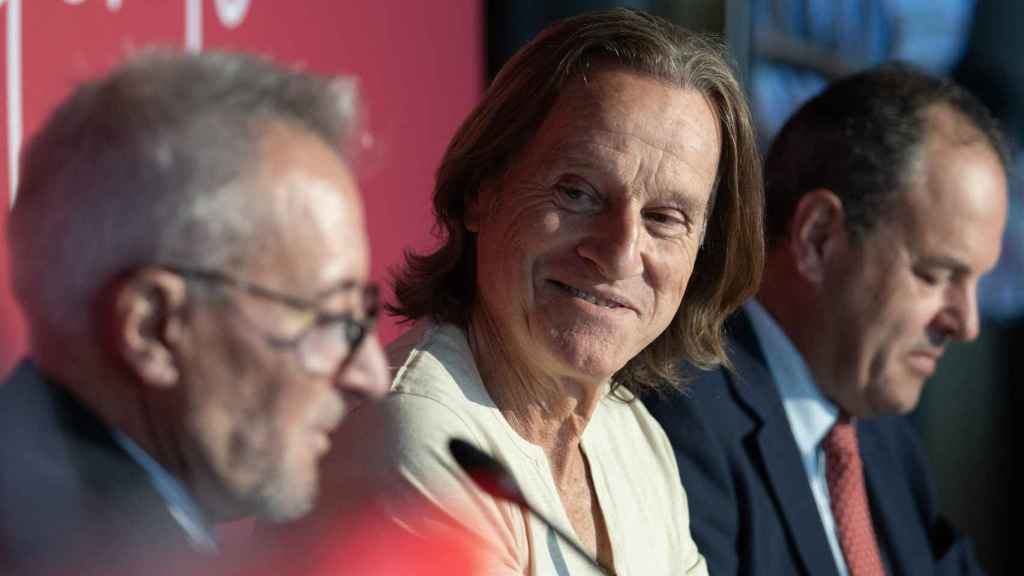 Jesús Navarro y Carlos Baño flanquean al aventurero español Kitín Muñoz.