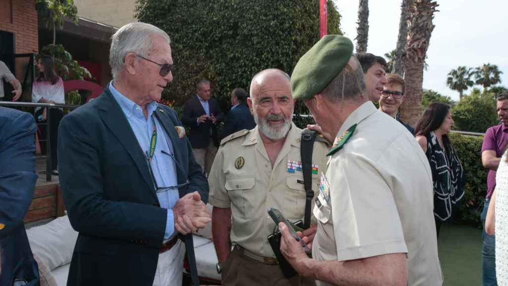 El comandante Terencio Pérez, coautor del libro,  y el empresario Manuel Ferri.