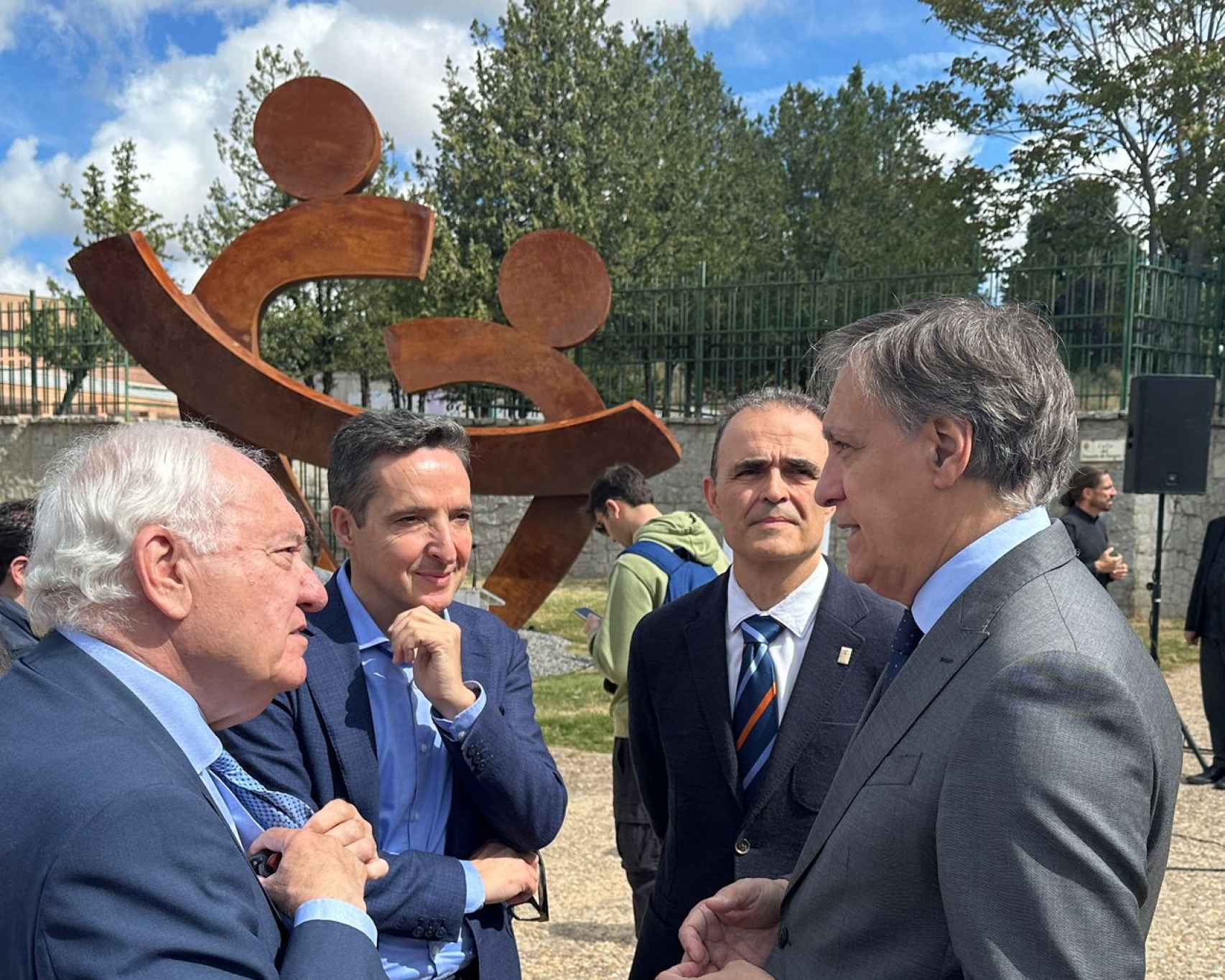 Desde hoy, la ciudad cuenta con la escultura 'Cuidar la vida' que homenajea su capacidad de vocación y servicio