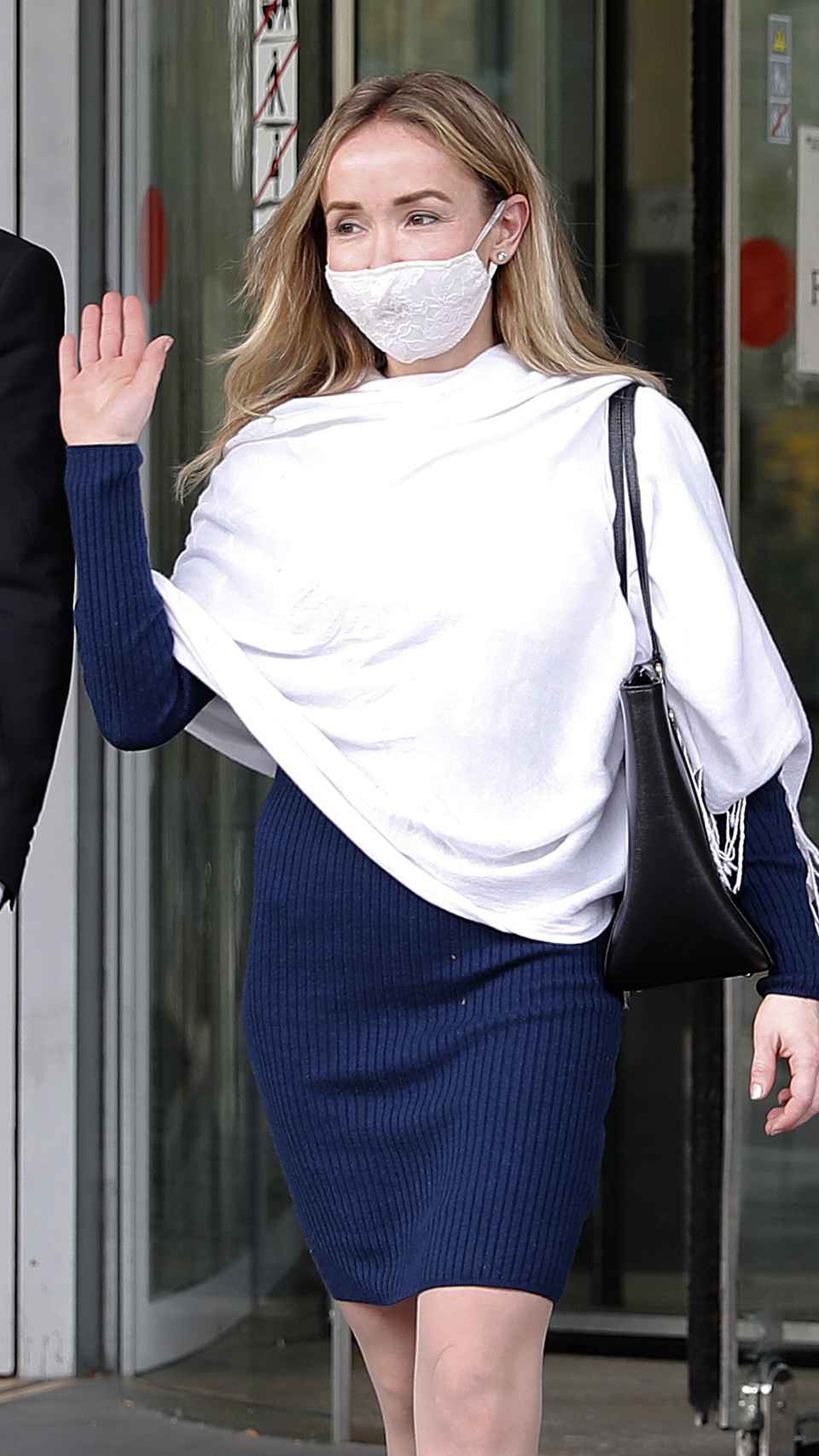 Angela Dobrowolski, saliendo de los juzgados, en 2020.