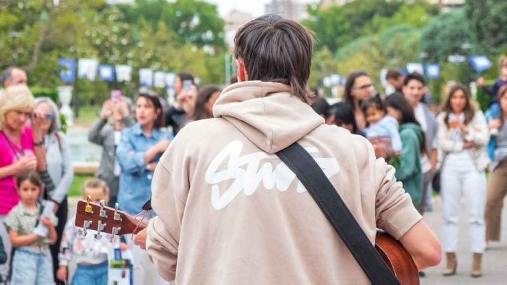 Actuación de un artista callejero en el festival Zaragoza Florece.