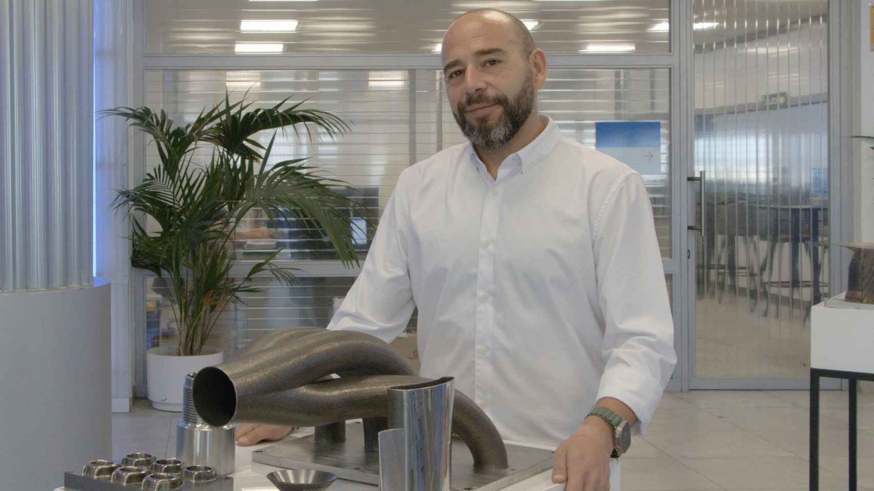 Ángel Llavero López de Villalta, CEO de Meltio, con una de las impresiones 3D de la empresa.