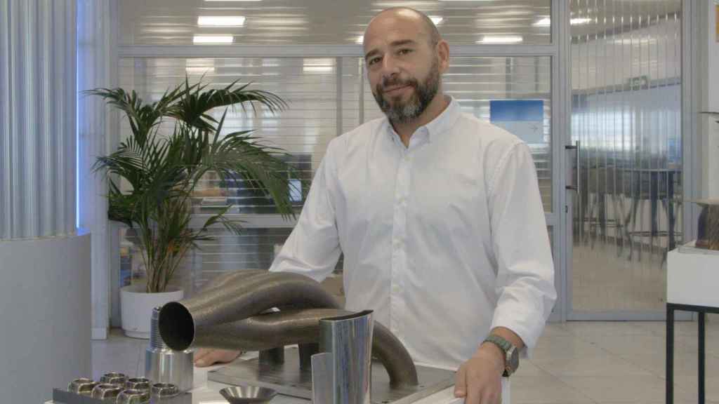 Ángel Llavero López de Villalta, CEO de Meltio, con una de las impresiones 3D de la empresa.