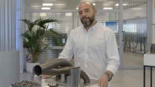 Ángel Llavero López de Villalta, CEO de Meltio, con una de las impresiones 3D de la empresa.