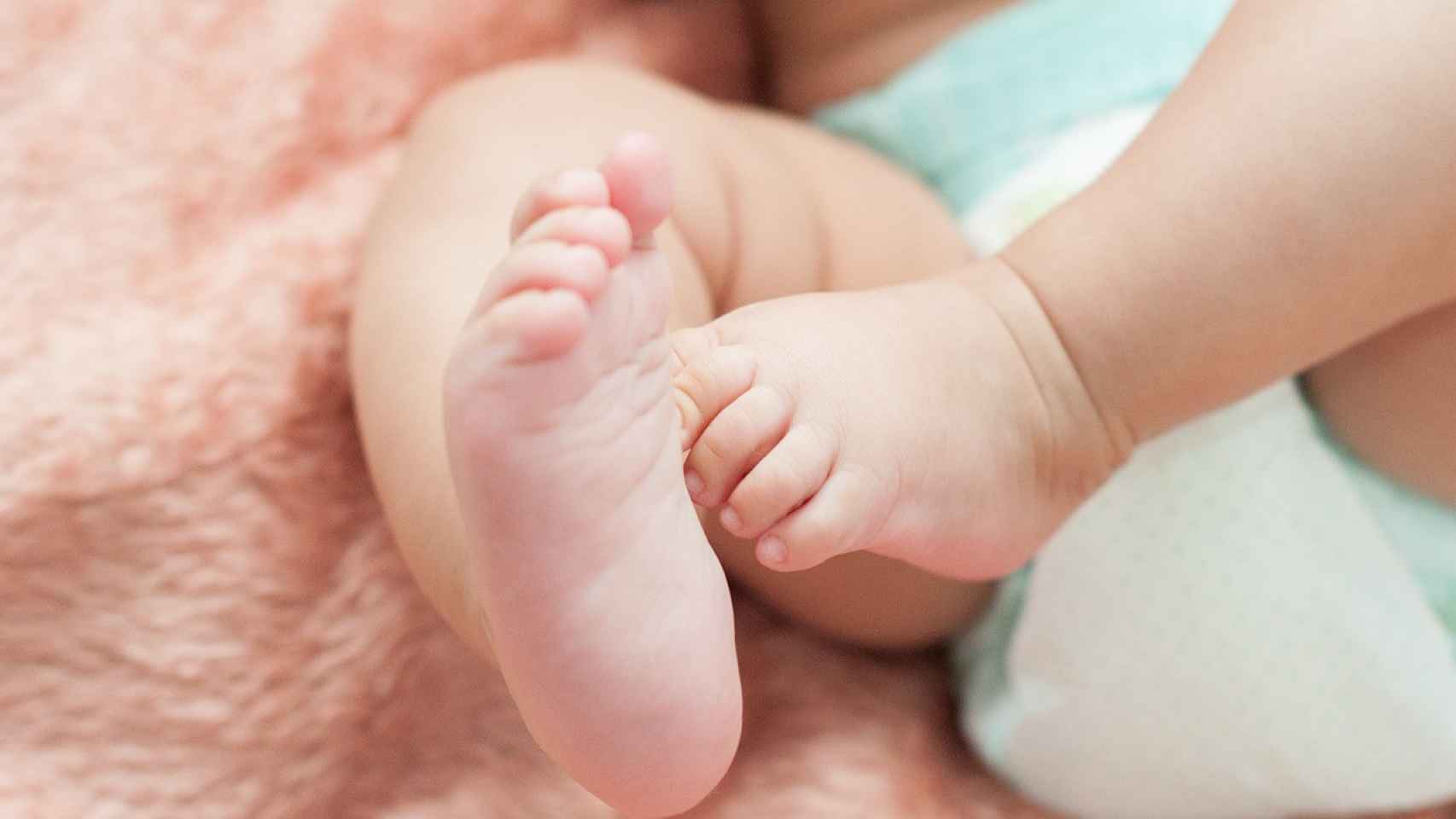 Los pies de un bebé.