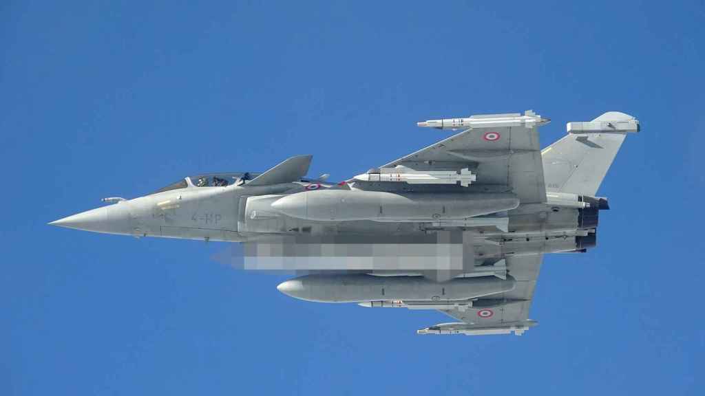 Avión de combate Rafale portando misiles ASMPA-R.