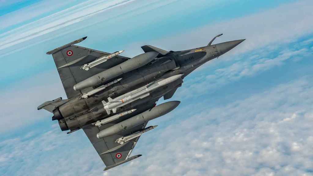 Rafale francés portando un misil nuclear ASMPA.