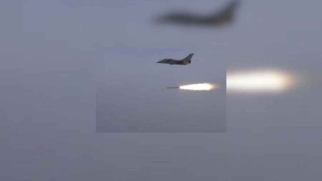 Momento del disparo del misil ASMPA-R desde el Rafale.