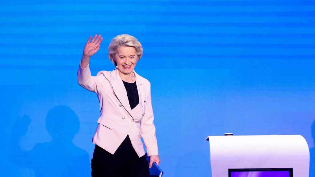 Ursula von der Leyen saluda al público del debate de candidatos celebrado este jueves en Bruselas