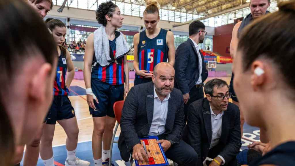 Las jugadoras del Barcelona reciben instrucciones de su entrenador.