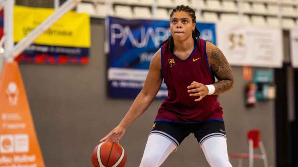 Una jugadora del Barcelona Femenino de Baloncesto realiza ejercicios de calentamiento.