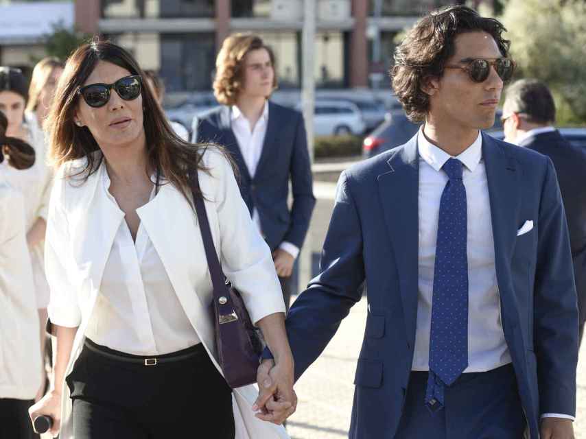 Ivonne Reyes junto a su hijo, Alejandro, el día del entierro de su hermano, en 2016.