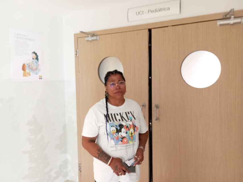 Amada, este jueves, en la puerta de la UCI Pediátrica de La Arrixaca, antes de entrar a la habitación donde está ingresada su nieta Britany.