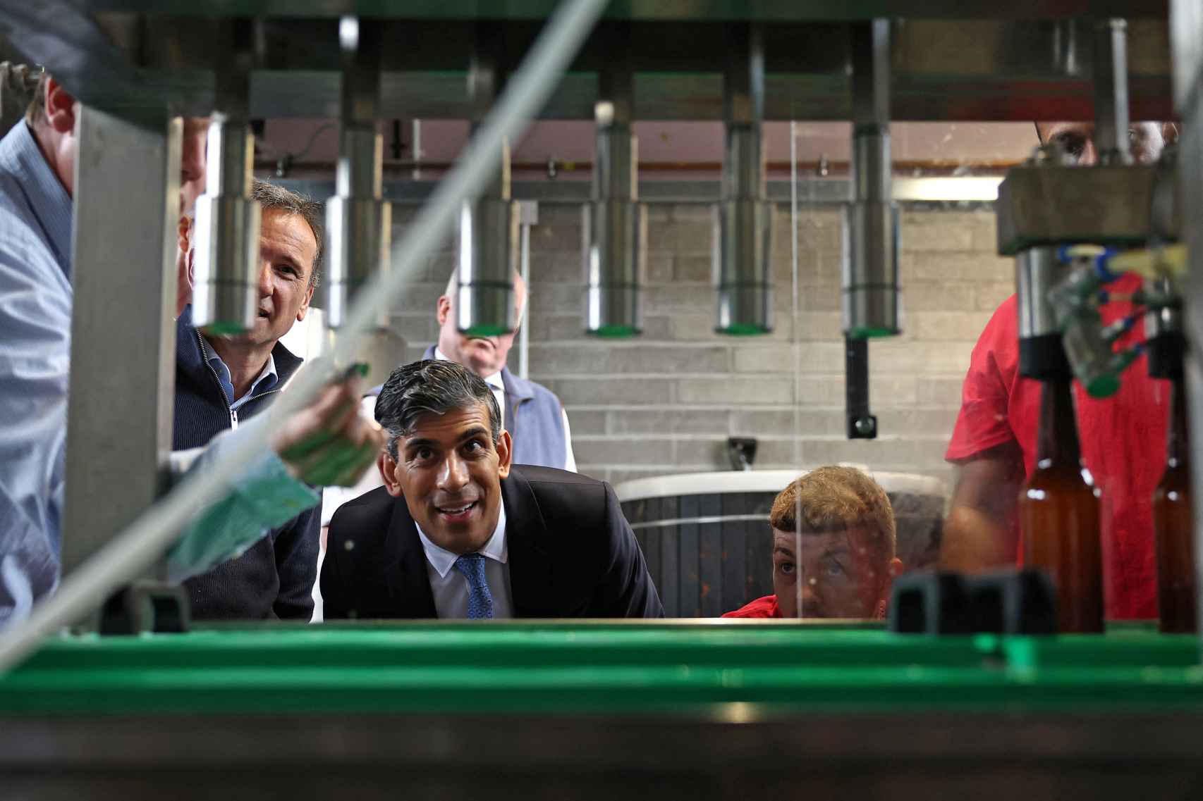 Rishi Sunak en su visita a un centro de distribución de Barry.