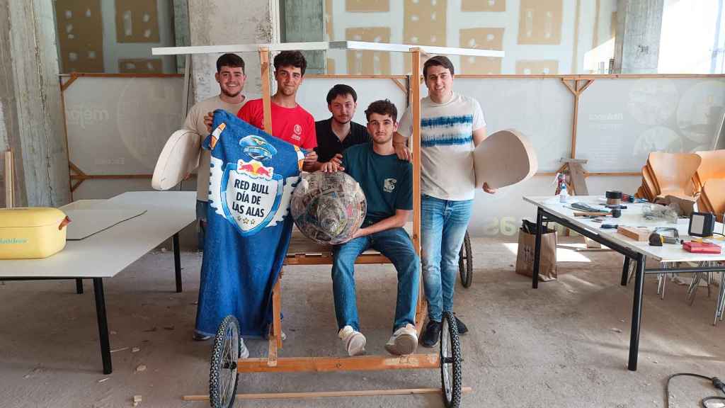El equipo de Baby Airlines con su proyecto aún por terminar.