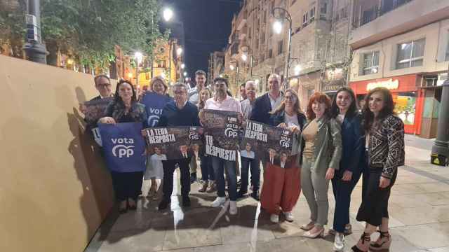 Pegada de carteles de las Europeas del PP de Alicante.
