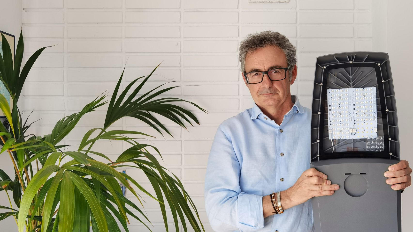 Rafael Villar sostiene en su estudio de Innova la luminaria ganadora.