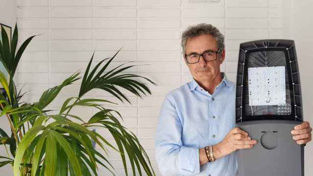 Rafael Villar sostiene en su estudio de Innova la luminaria ganadora.