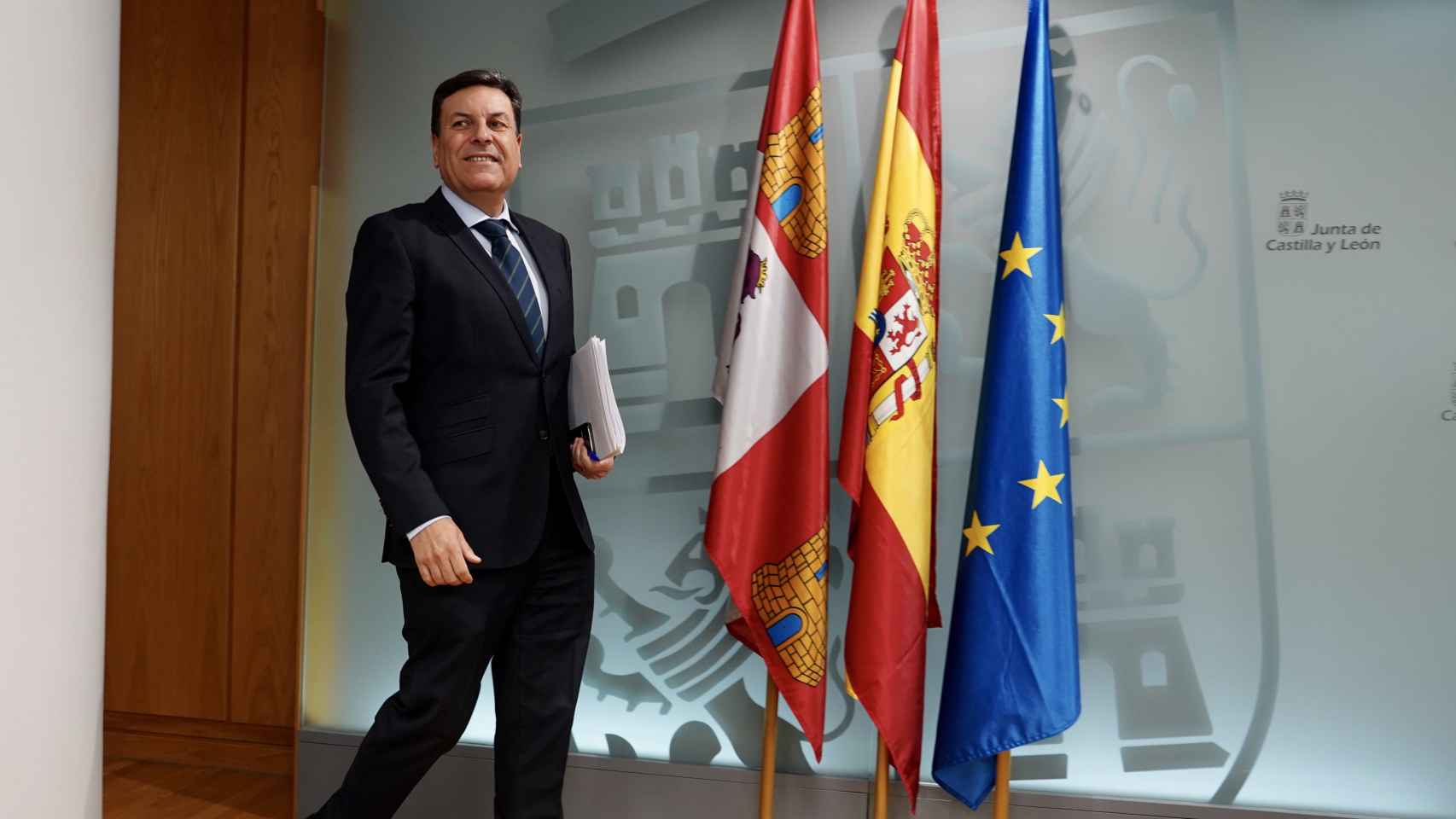 El portavoz de la Junta, Carlos Fernández Carriedo, a su llegada a la rueda de prensa posterior al Consejo de Gobierno, este jueves