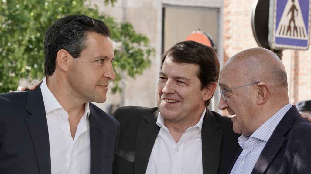 El presidente del PP de Castilla y León, Alfonso Fernández Mañueco, junto a De la Hoz y Carnero